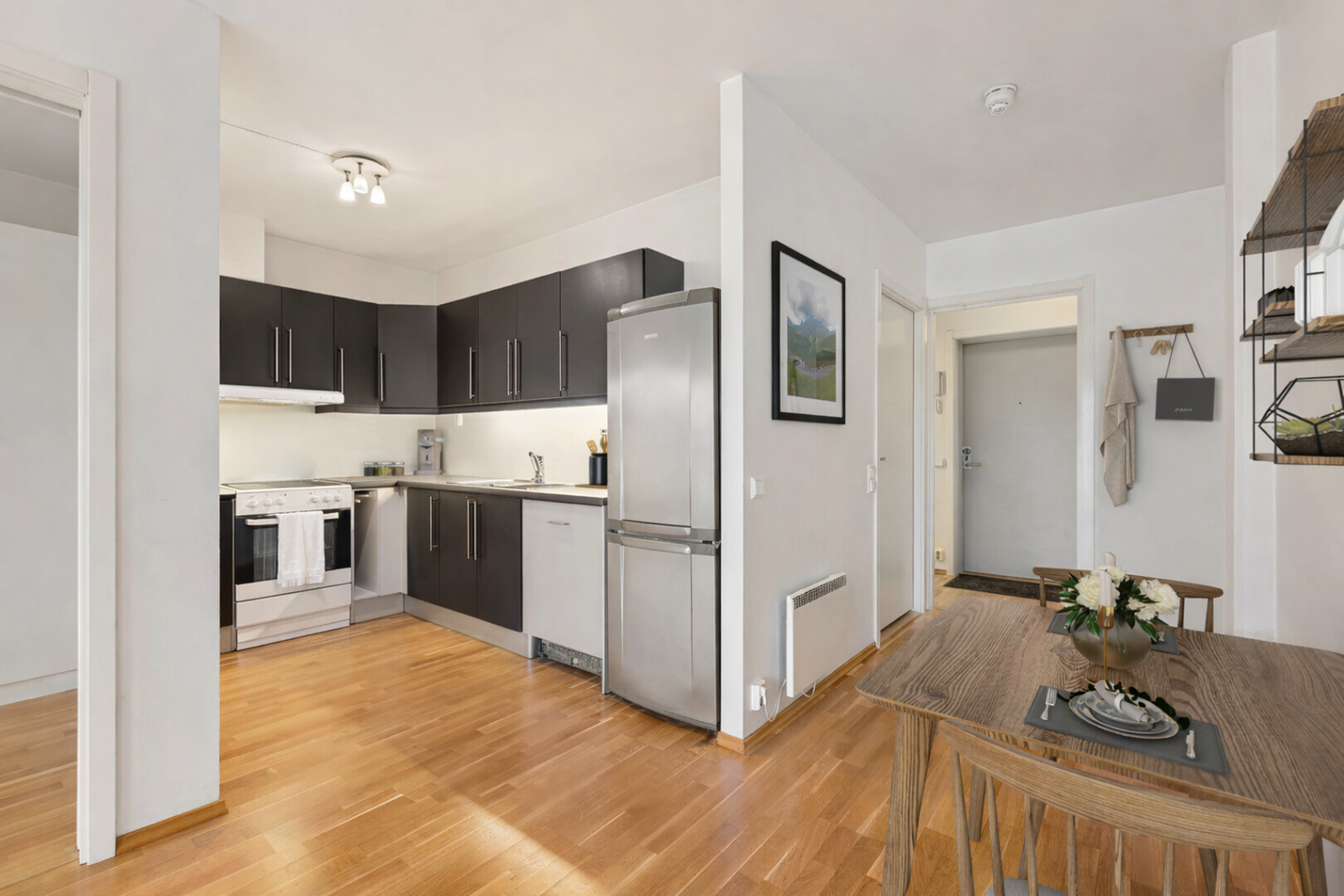 Moderne kjøkken i åpen og sosial løsning. Bildet er fotostylet og redigert med AI, Bildet er av illustrativ karakter og angir nødvendigvis ikke korrekt gjengivelse av elementer i boligene. Galleribilde