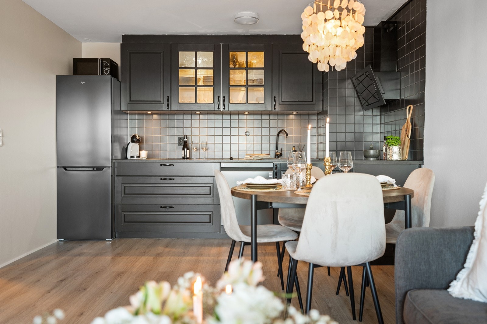 Praktisk kjøkkeninnredning med god skap- og benkeplass. Galleribilde