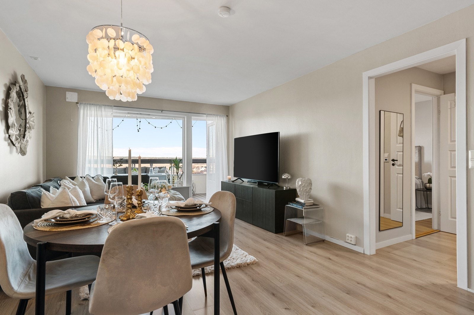 Åpen løsning mellom stue og kjøkken gir en sosial og praktisk planløsning. Galleribilde