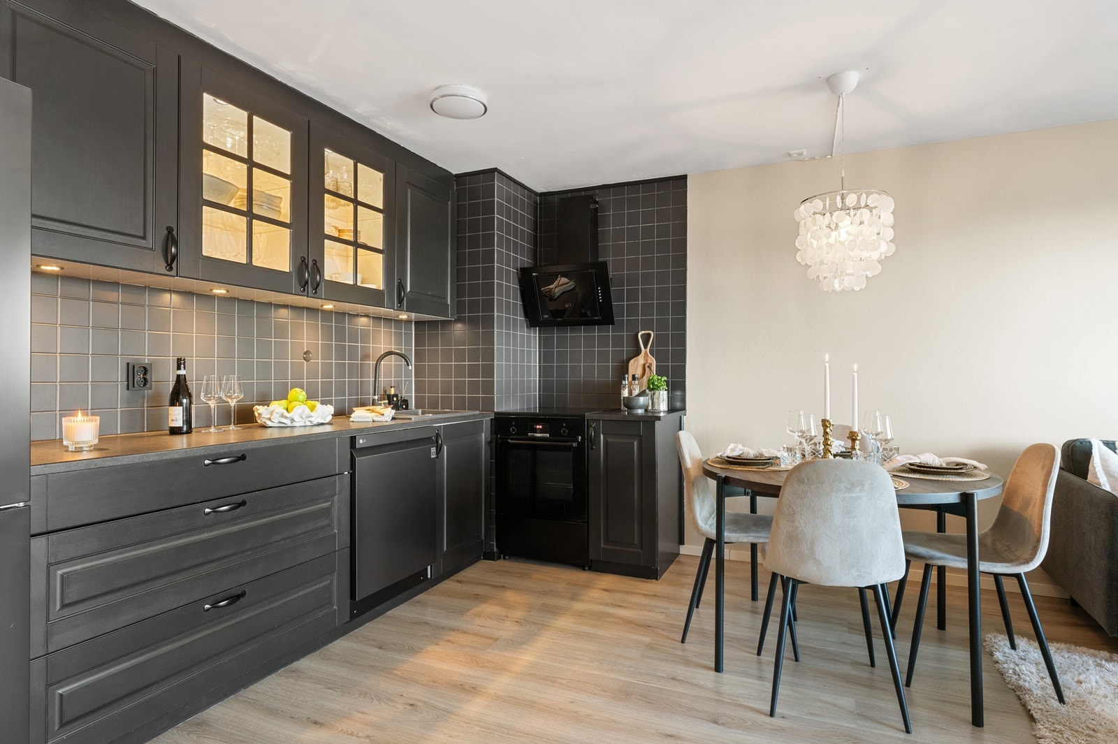 Tidløs innredning med profilerte fronter og laminat benkeplate. Galleribilde