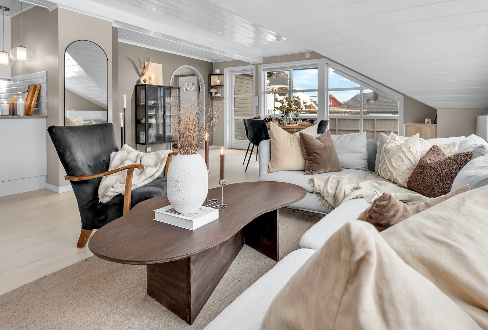 Leiligheten er malt i modere fargevalg Galleribilde