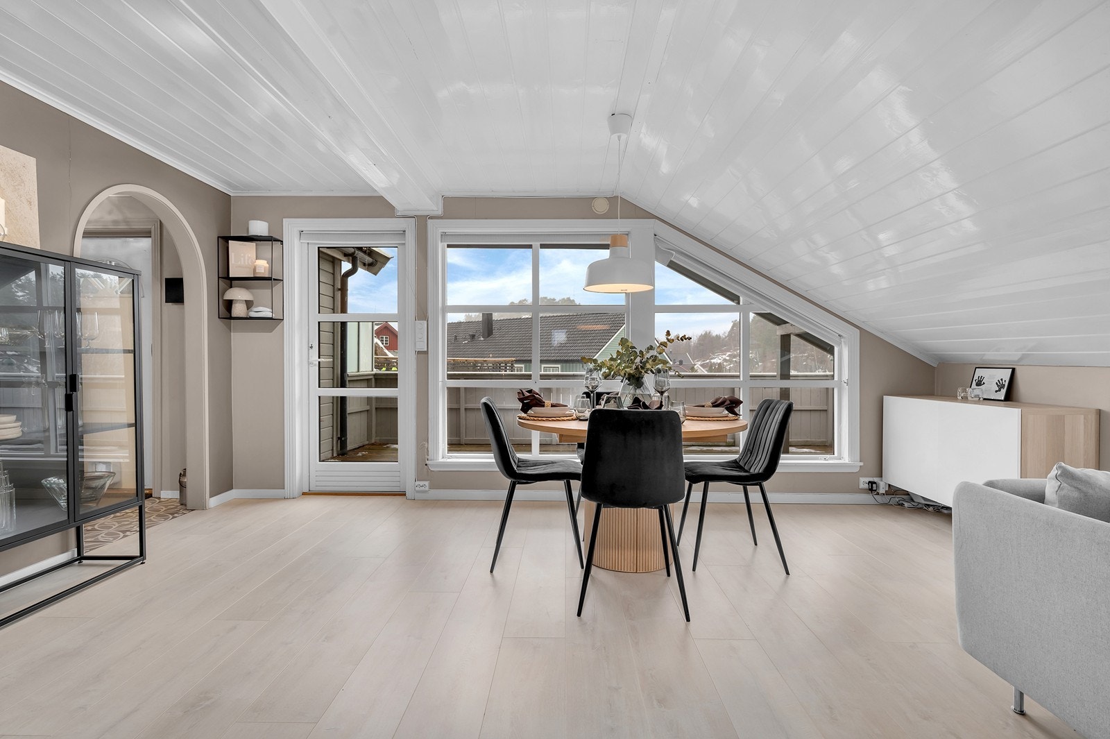 Direkte utgang til solrik veranda fra stuen Galleribilde