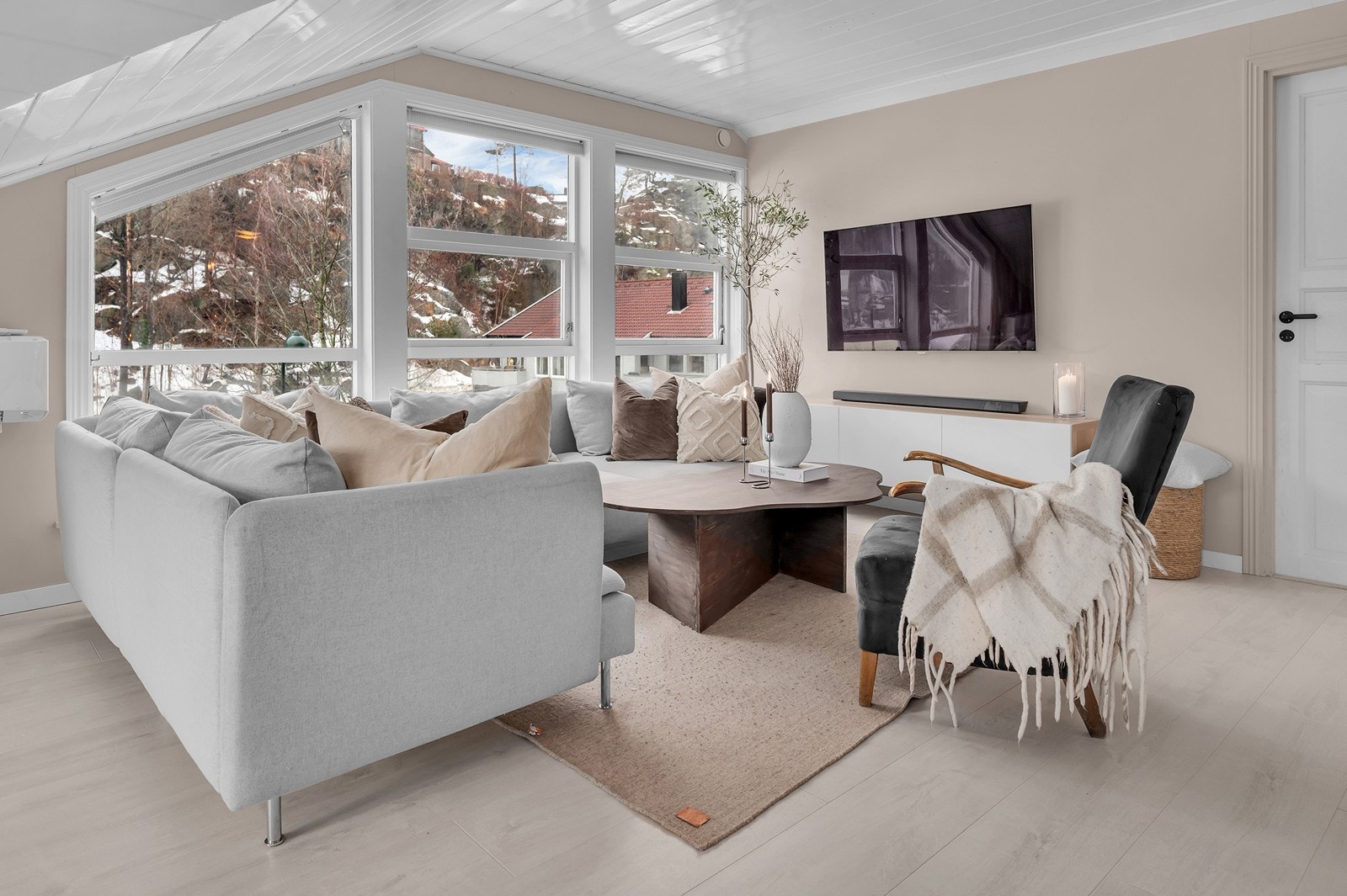 Rikelig med vindusflater som slipper inn godt med sollys Galleribilde