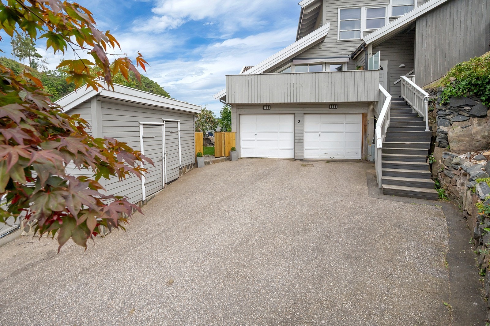 Garasjen til venstre og bod til høyre (bod som er nærmest boligen) tilhører boligen - felles trappeoppgang Galleribilde