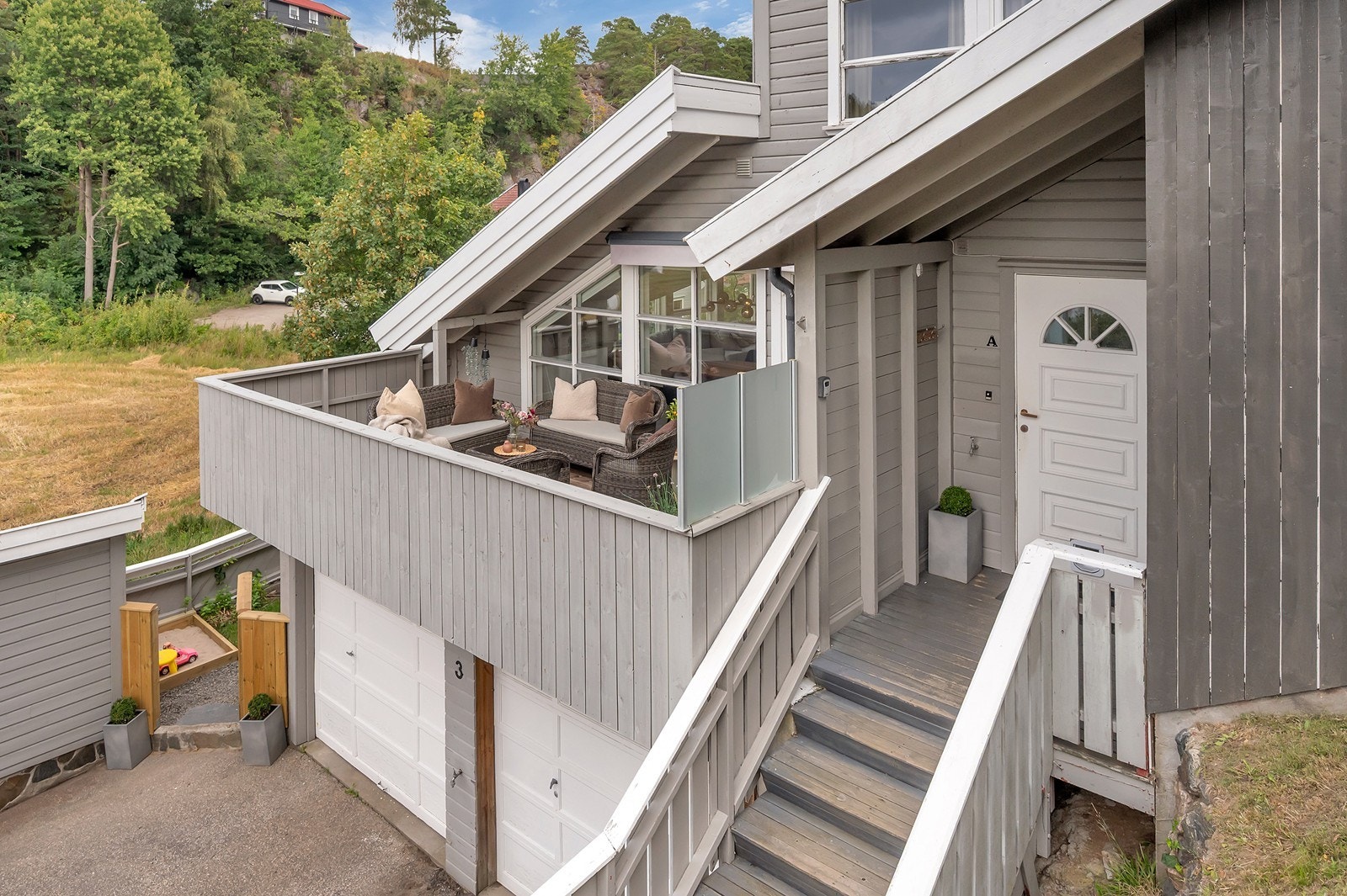 Koselig leilighet med egen garasje, bod, veranda og hage Galleribilde