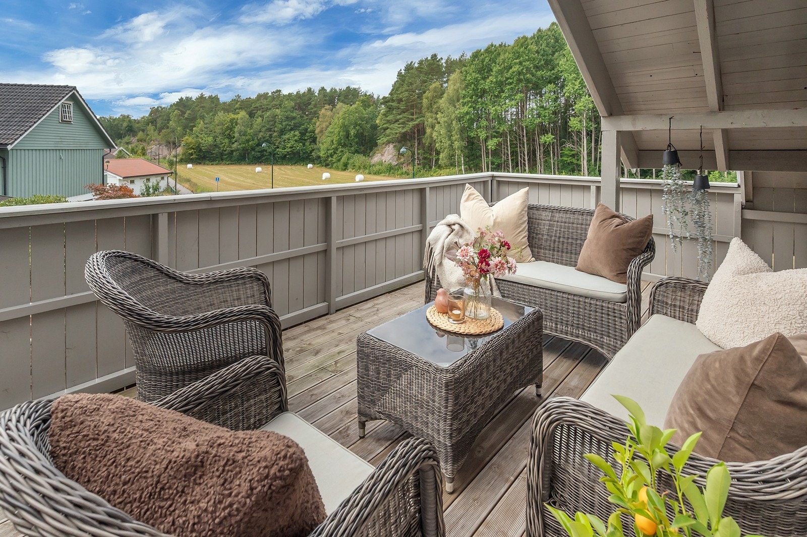 Fra veranda kan hyggelig utsikt ut over grøntareal nytes Galleribilde