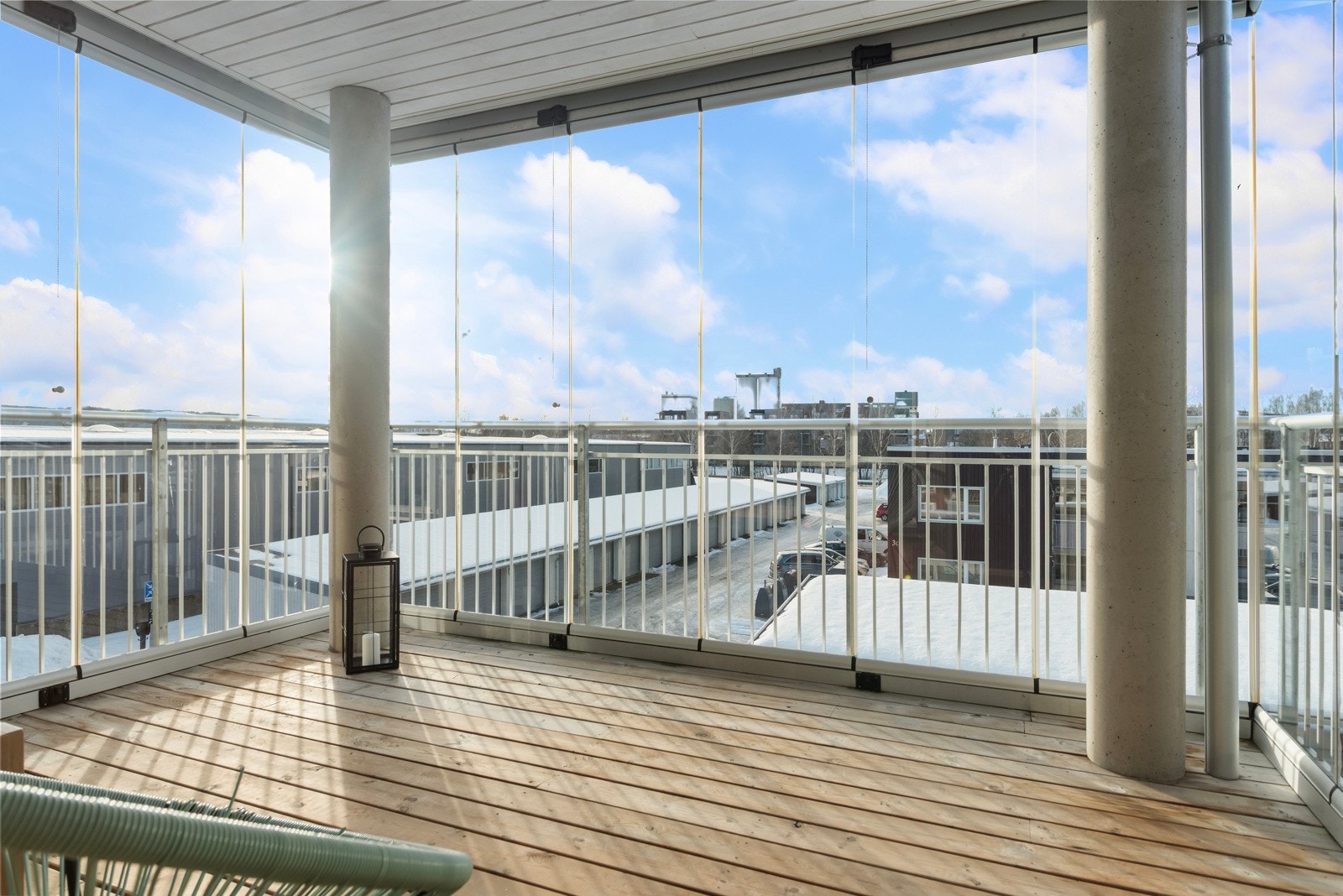 Romslig, innglasset balkong vendt mot vest. Gode sol- og utsiktsforhold. Galleribilde