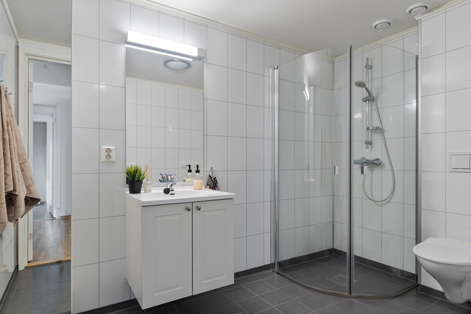 Lekkert bad med flislagt gulv med varme. Galleribilde