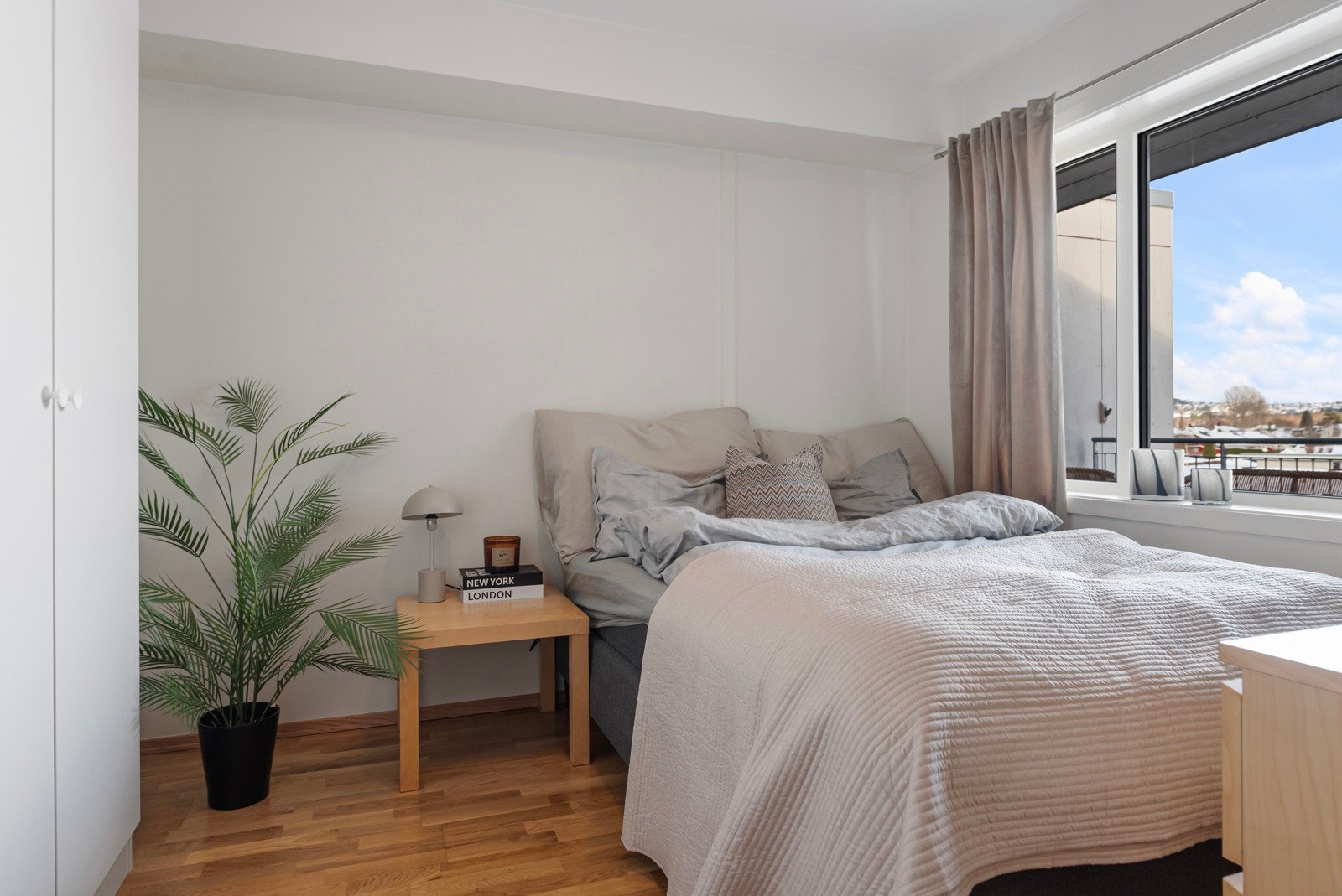 Soverom på 9m² vendt mot rolige og svale omgivelser på øst-siden av bygget. Galleribilde