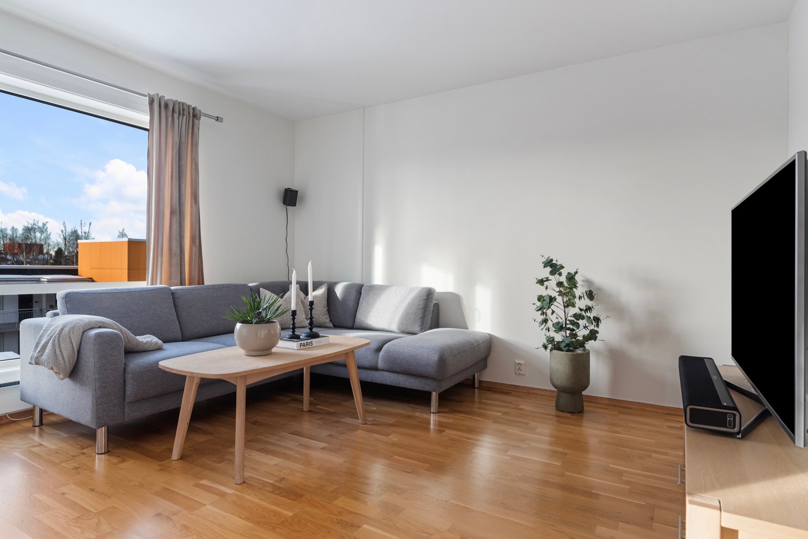 Soverom / stue nr. 2. Leiligheten har flere bruks- og møbleringsmuligheter. Galleribilde