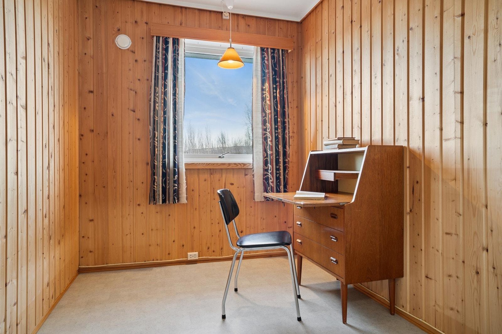 Gulv belagt med laminat. Vegger av ubehandlet trepanel og himling av malte plater. Galleribilde