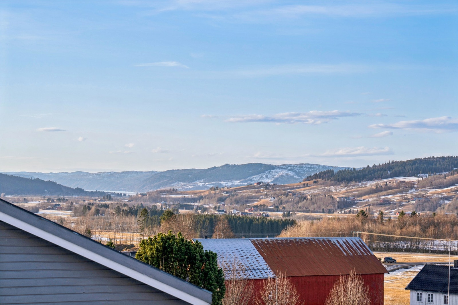 Fra eiednommen har man nydelig utsikt mot Mosletta og Selbusjøen. Galleribilde