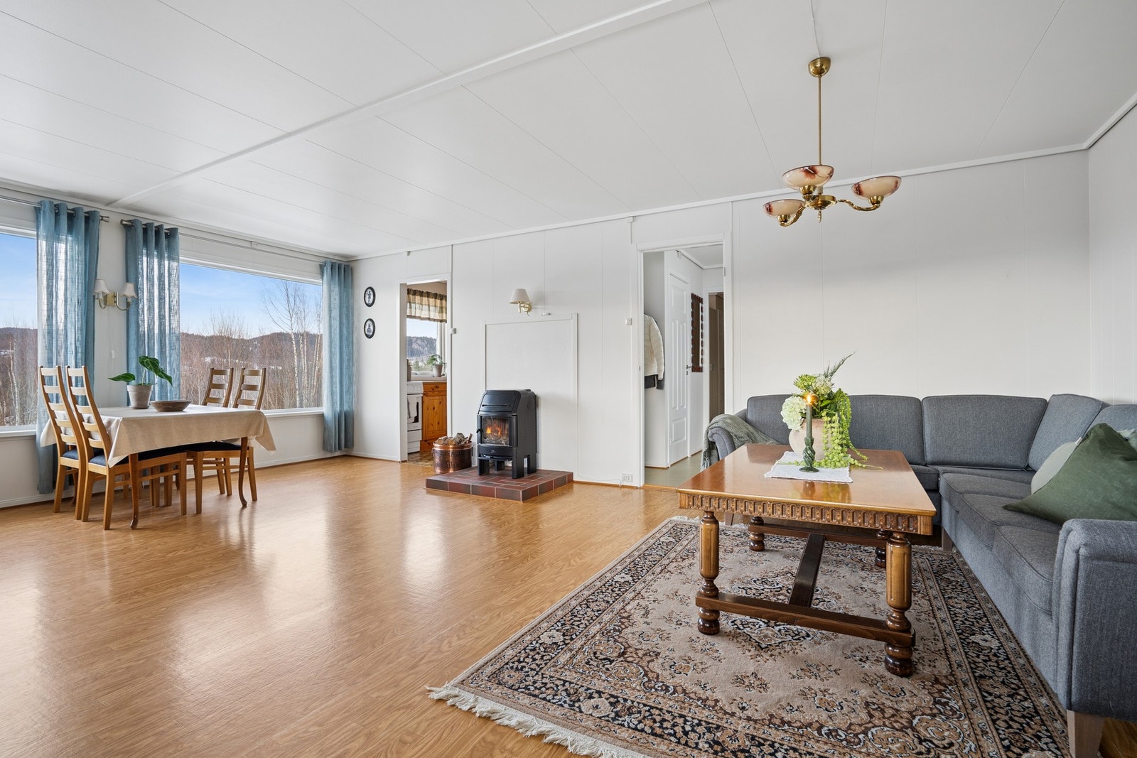 Gulv belagt med belegg. Vegger av malt panel og himling av malte plater. Galleribilde