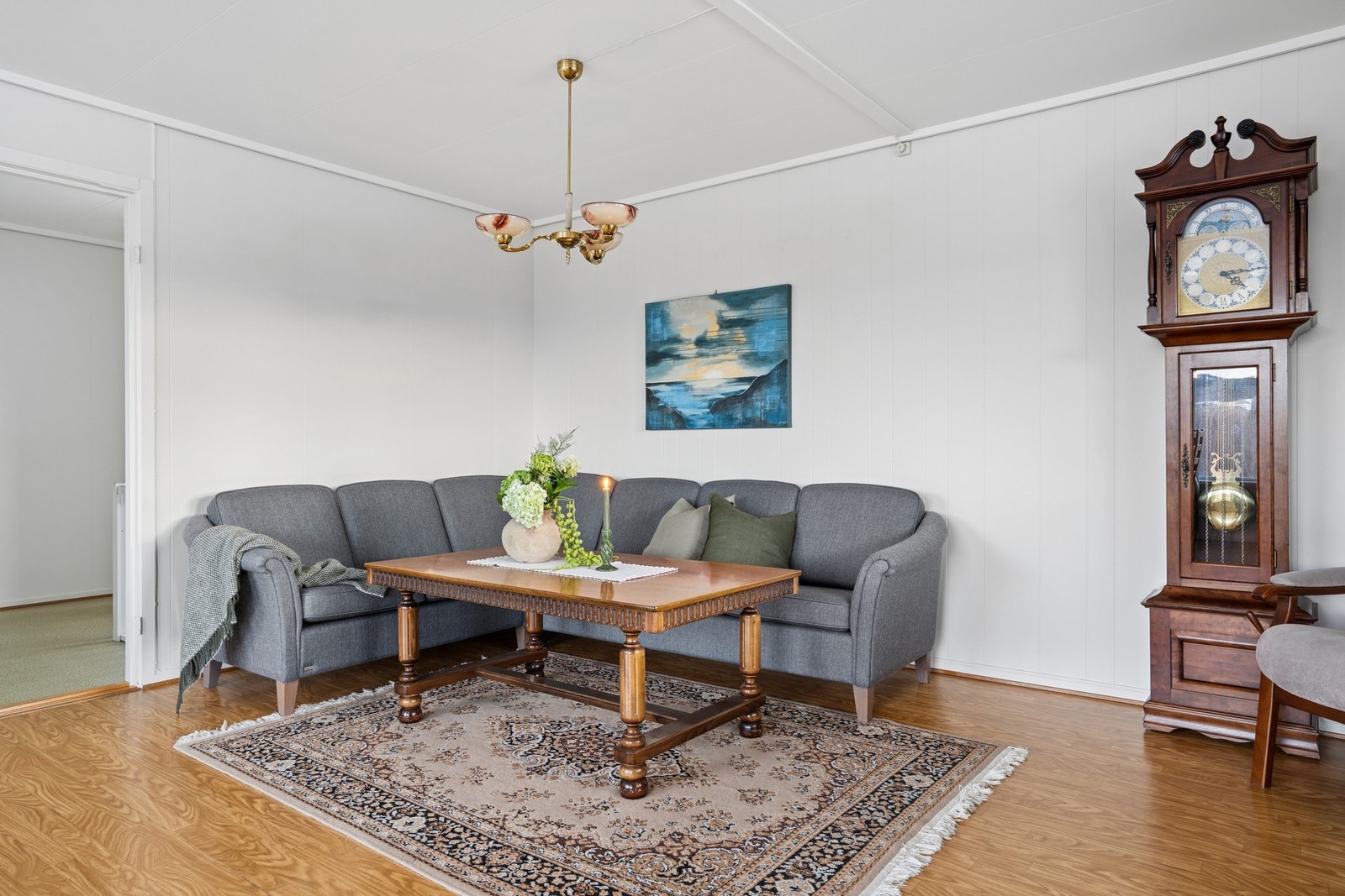 God plass til sofakrok på stuen. Galleribilde