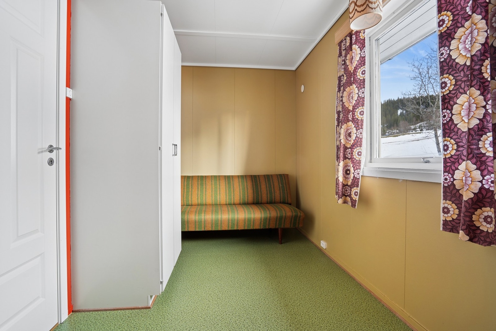 Gulv belagt med belegg. Vegger og himling av malte plater. Galleribilde