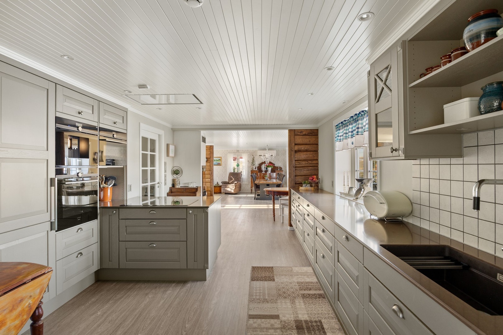 Innredningen er generøs med mye benk- og oppbevaringsplass. Benkeplate av stein. Galleribilde