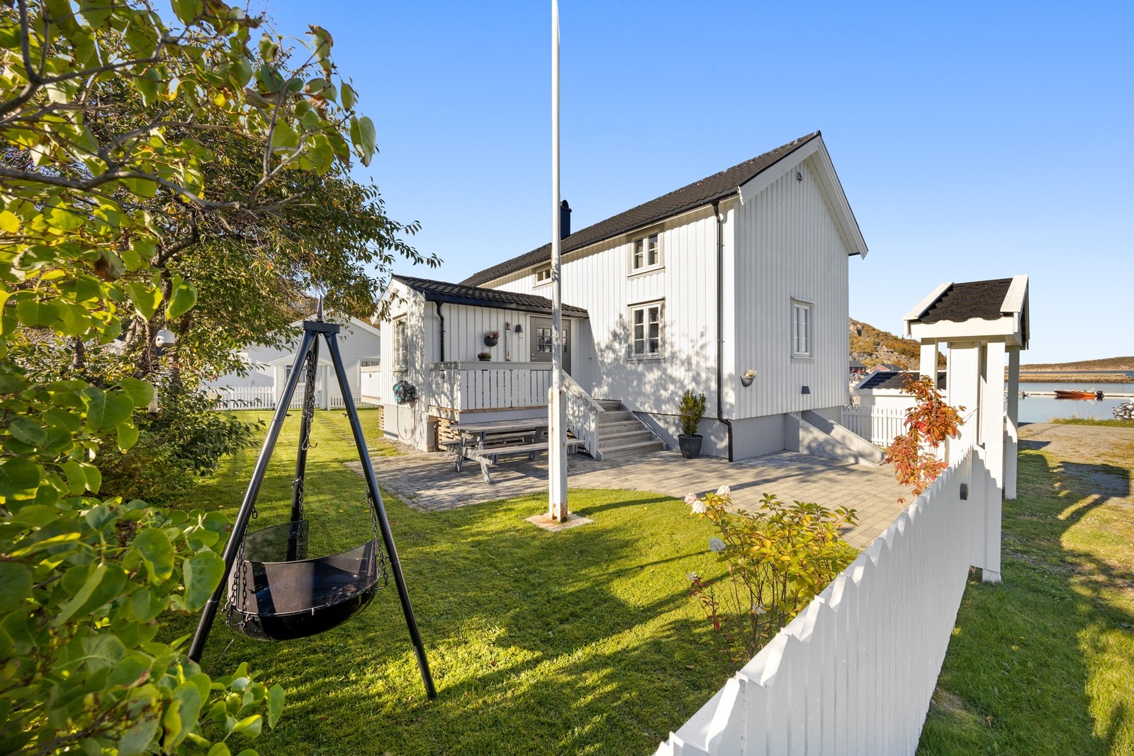 Tomten er inngjerdet og plenlagt. Fra det steinbelagte område er det anrettet sti av steiner til port. Galleribilde