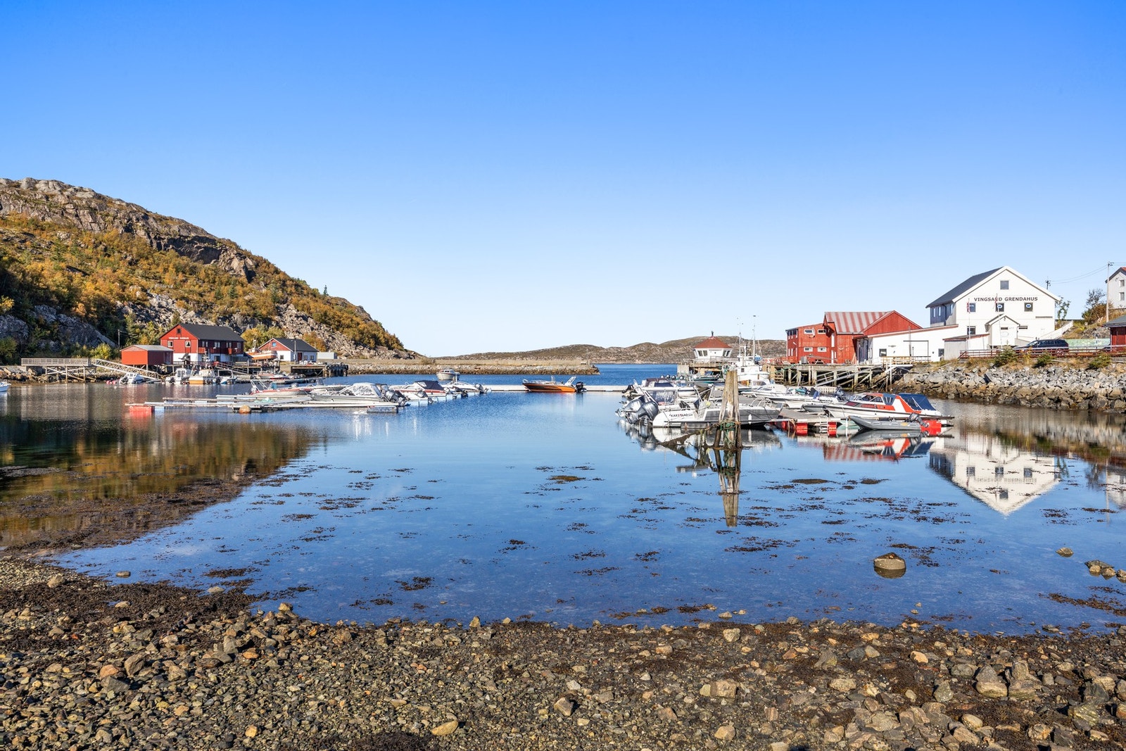 Fra boligen kan man rusle ned til sjøkanten Galleribilde