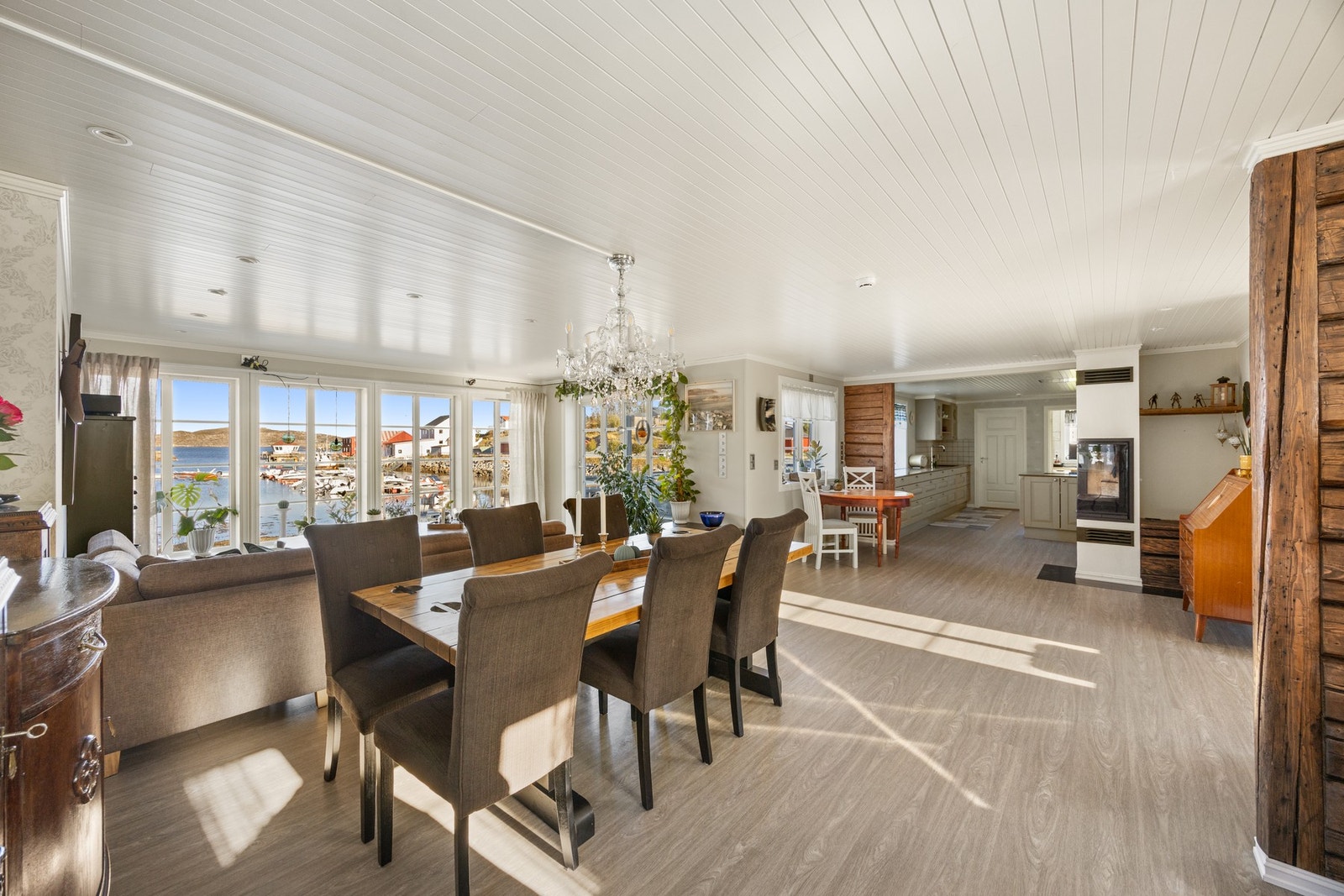 Stue og kjøkken måler til sammen 67 kvm. Galleribilde