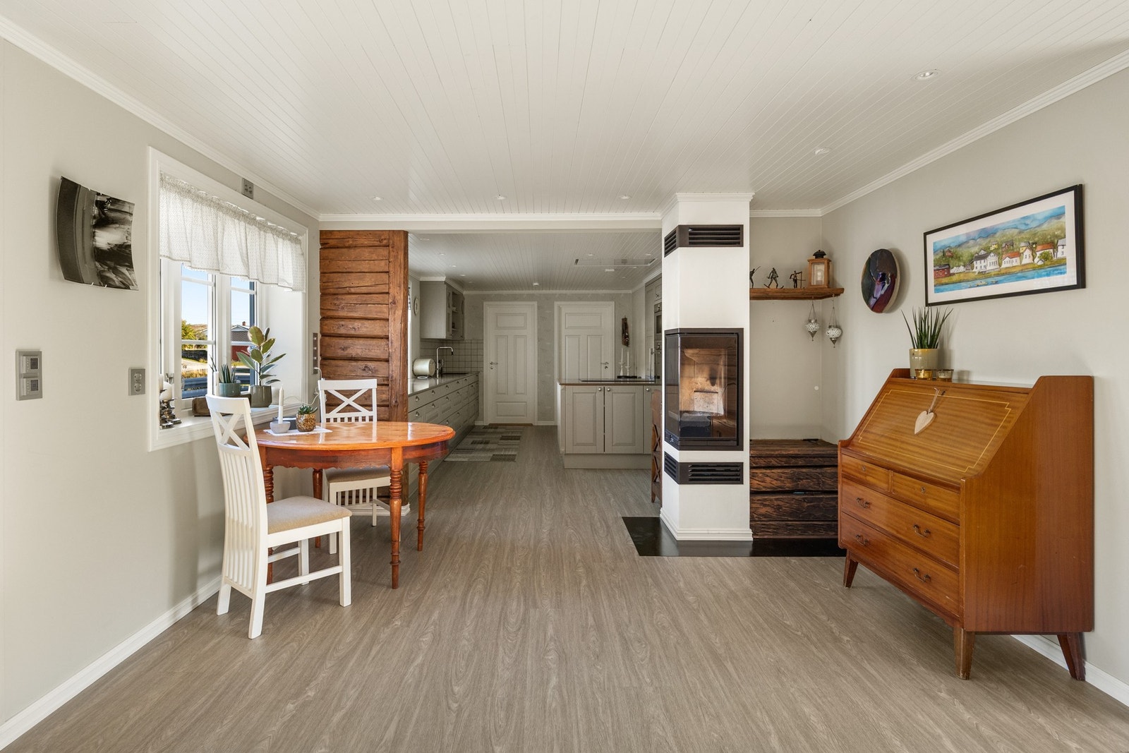 Det er åpen løsning mellom stue og kjøkken Galleribilde