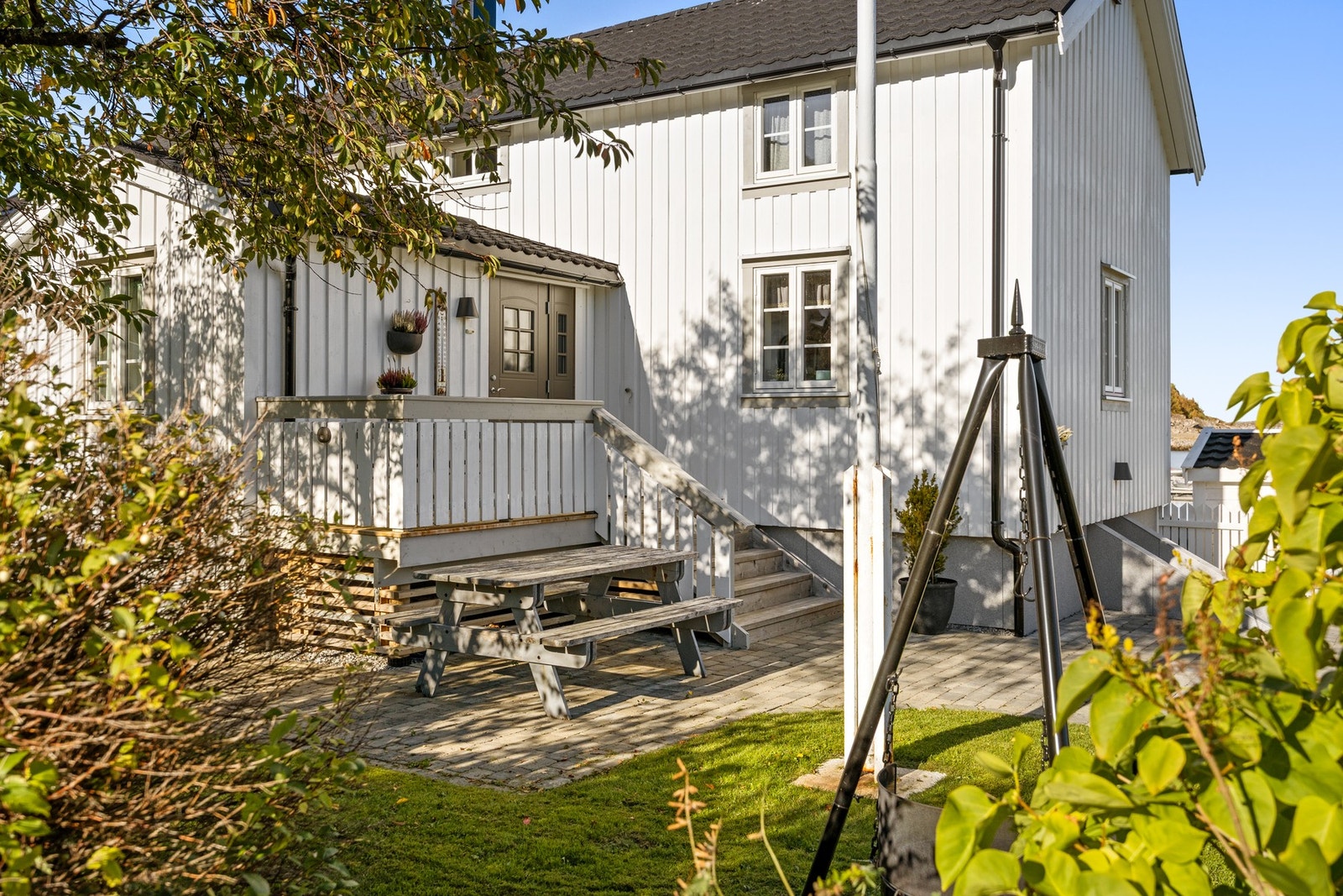 Inngangspartiet er pent opparbeidet med terrasse og steinbelagt uteområde Galleribilde