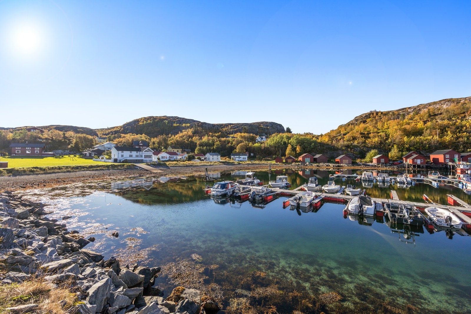 I Vingsand er det småbåthavn, og ved Vingsand Brygge er det utleie av båter for fiske eller dykking. Galleribilde