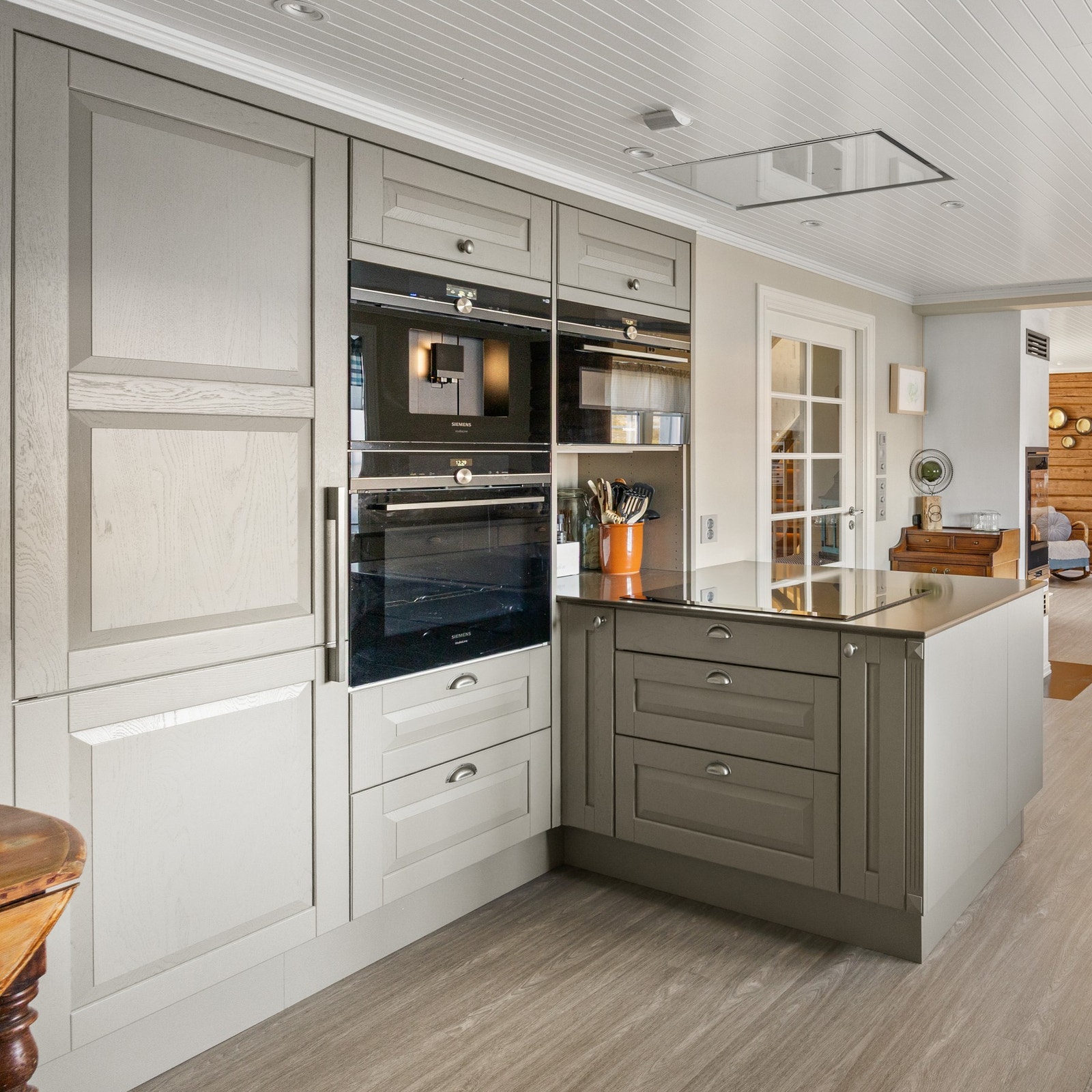 Det er integrert platetopp, stekeovn, stekeovn/mikroovn, kaffemaskin, kjøleskap og oppvaskmaskin. Galleribilde