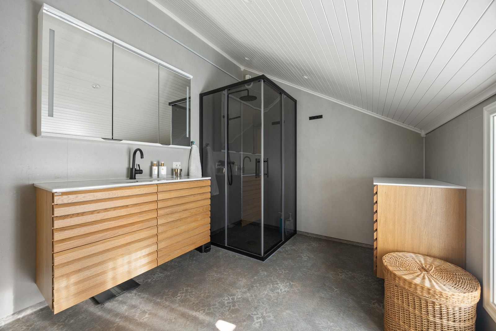 Utstyrt med toalett, servantskap og dusj. Galleribilde