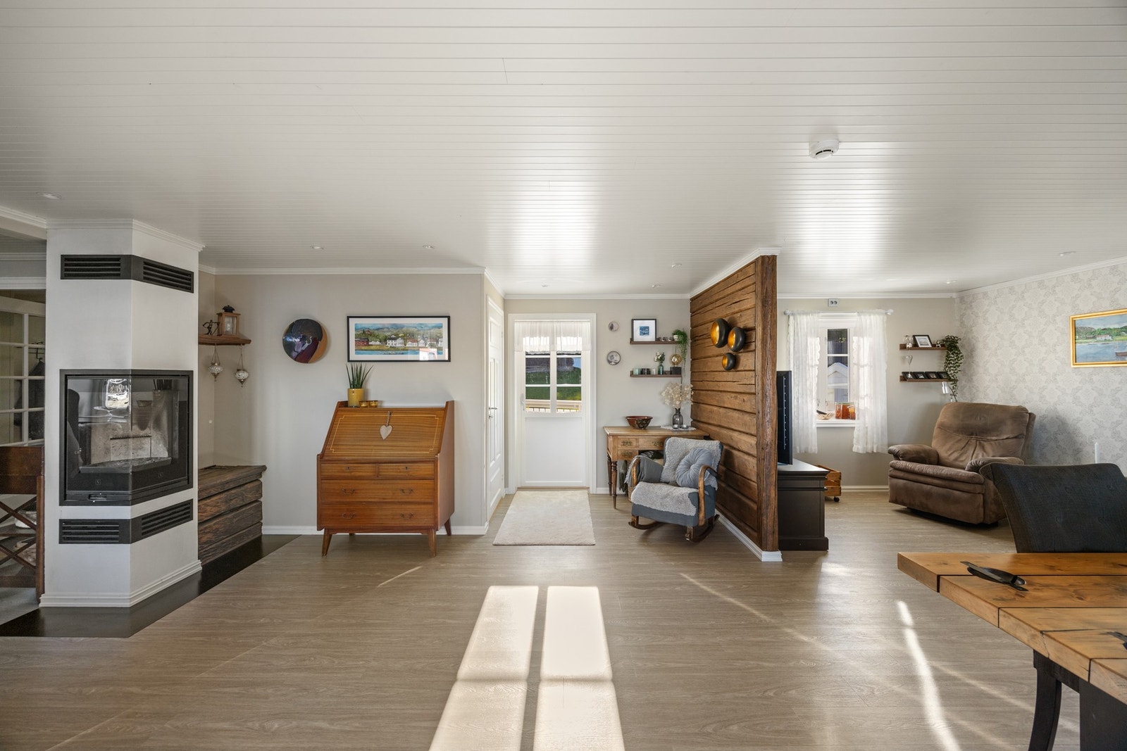 Tømmervegg fra den originale tømmerkassen setter et sjarmerende og personlig preg Galleribilde