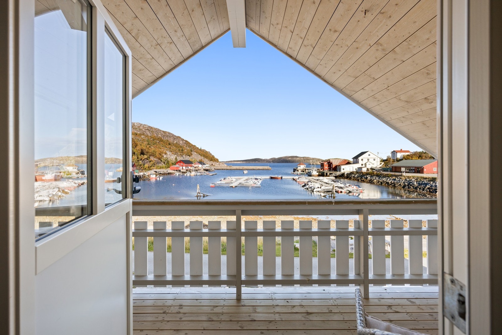 Fra loftstuen er det utgang til takoverbygd balkong på 8 kvm. Panorama! Galleribilde