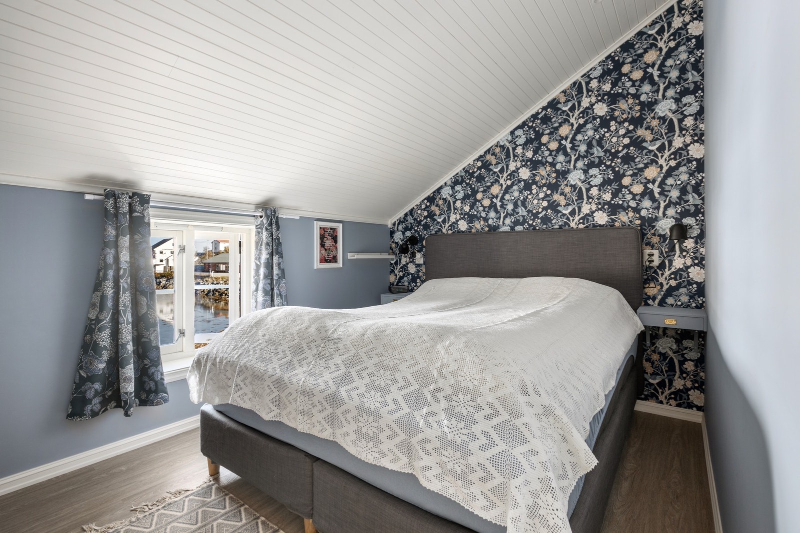 Soverom - ca 7,5 kvm. Soverommet har en praktisk en suite-løsning med direkte adkomst til eget bad. Galleribilde