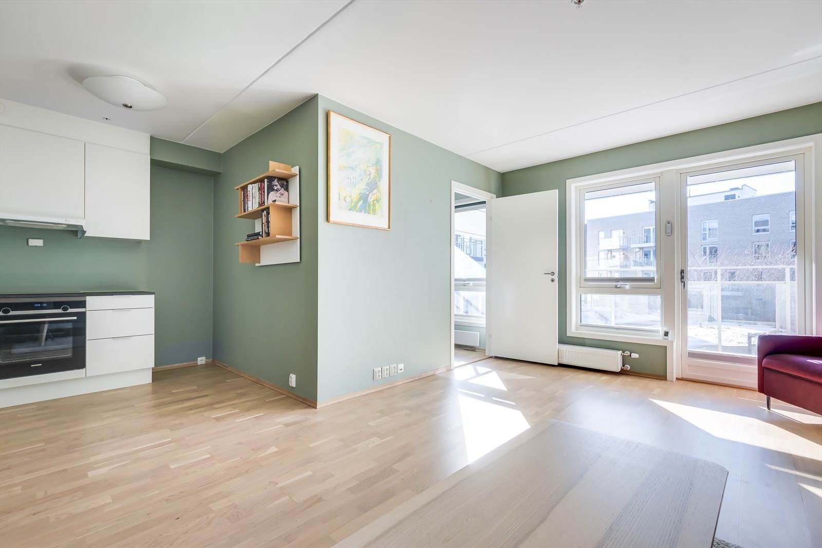 En lys og åpen stue/kjøkkenløsning med store vindusflater. Galleribilde