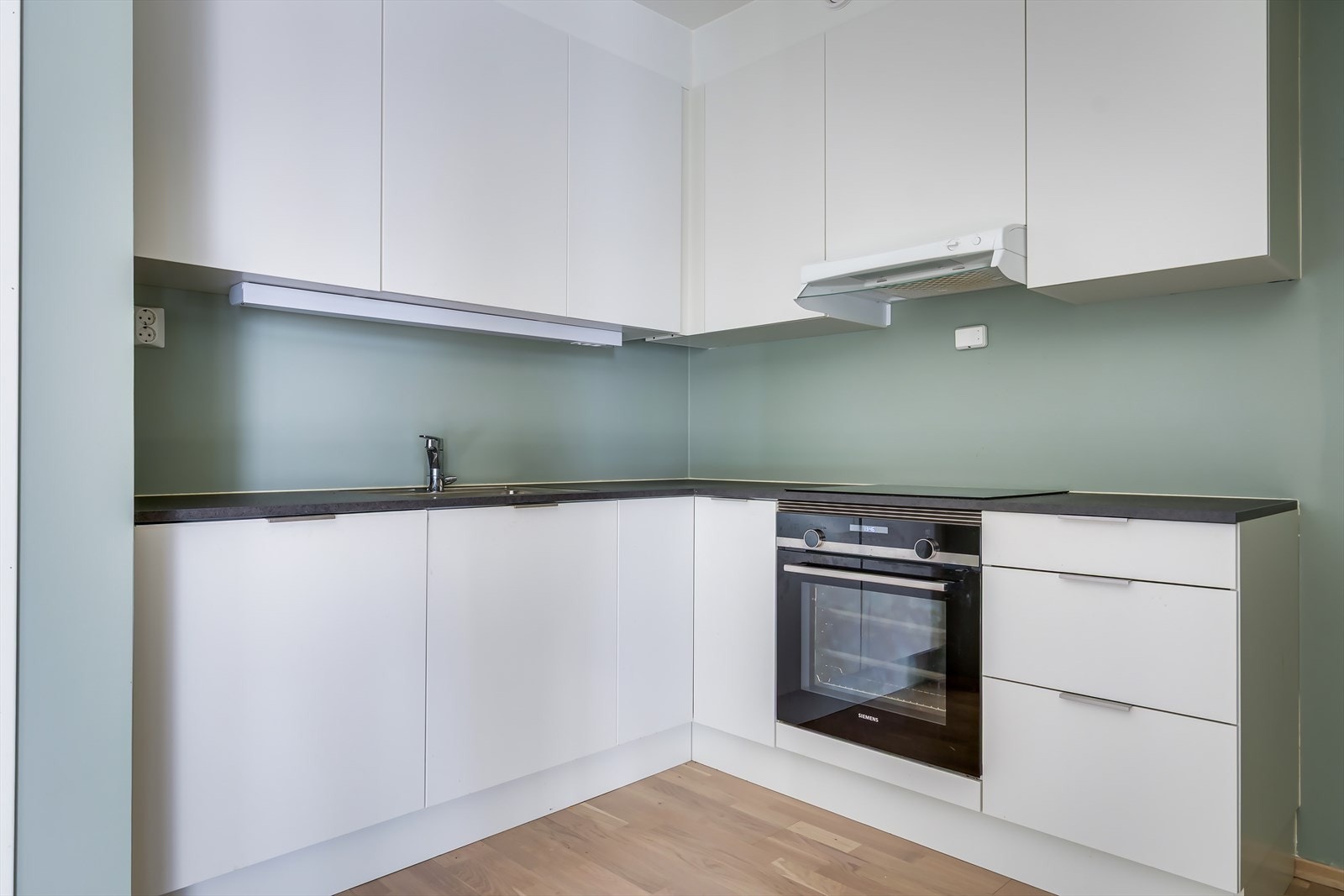 Kjøkkenet er plassert i en åpen løsning mot stuen - et sosial og hyggelig rom. Galleribilde