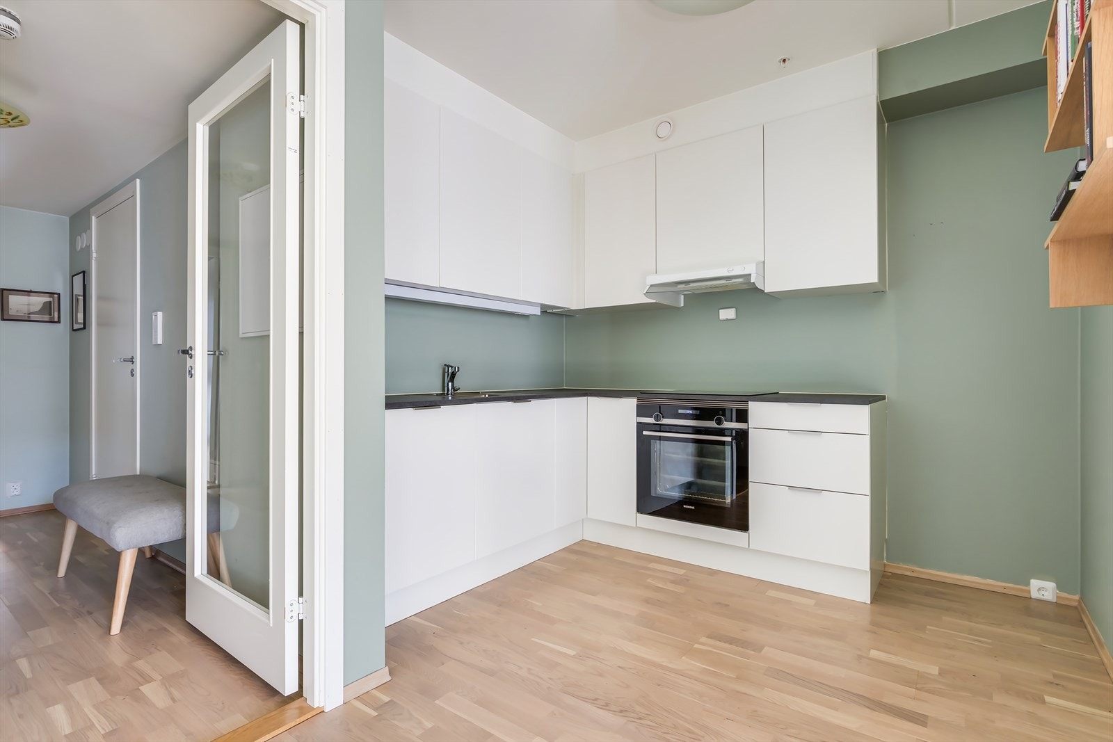 Sigdal kjøkkeninnredning med glatte fronter og laminat benkeplate. Galleribilde