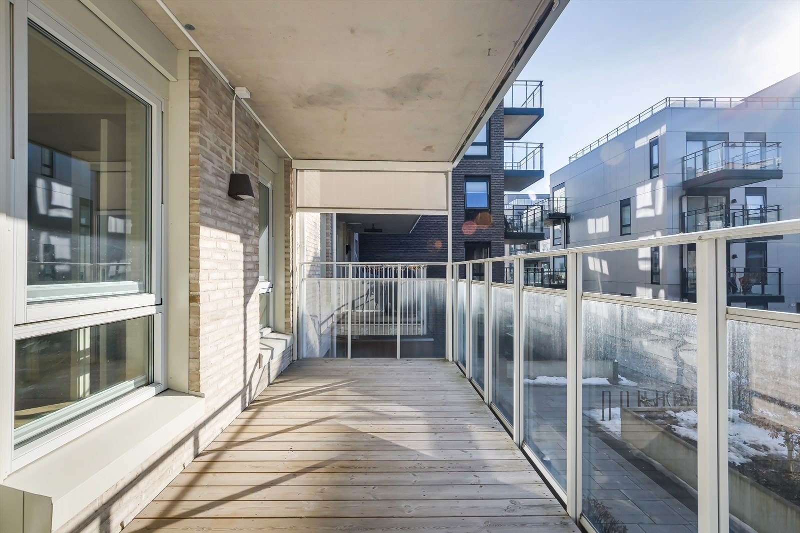 Balkongen har god plass til sittegruppe, grill og beplantning. Galleribilde