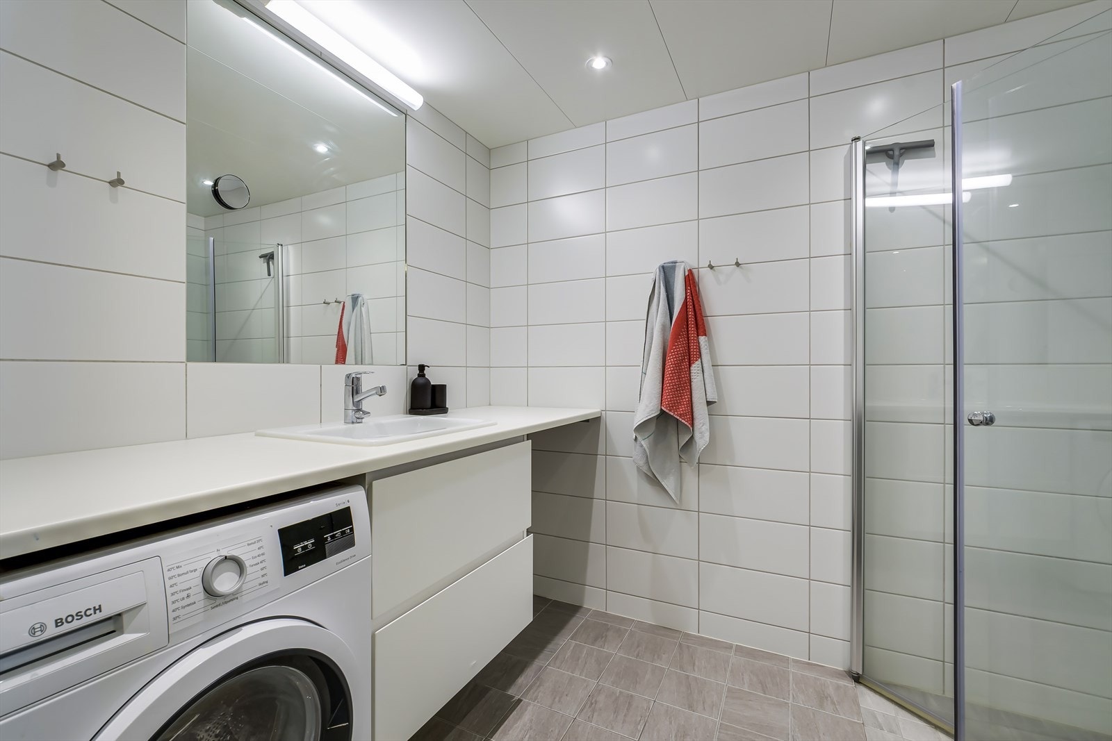 Moderne flislagt bad fra byggeår med varmekabler i gulv. Galleribilde