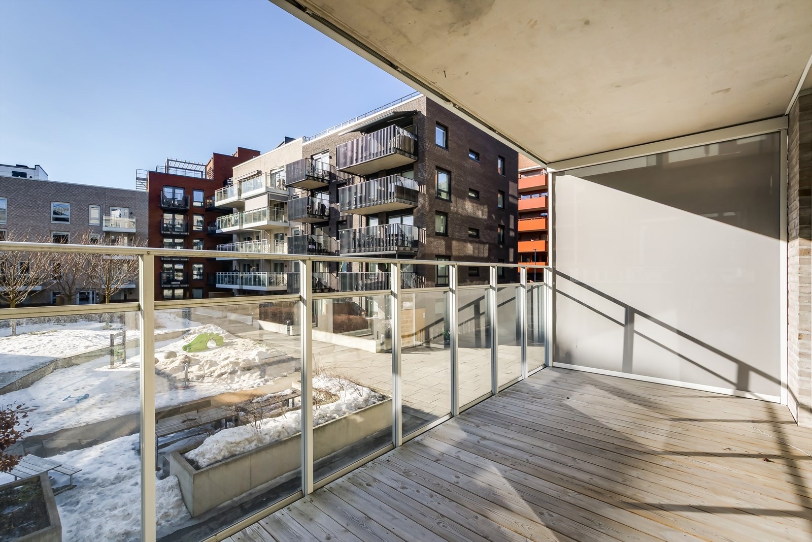 Fra stuen er det utgang til en romslig balkong på hele 10 kvm som vender ut mot rolig fellesområde. Galleribilde