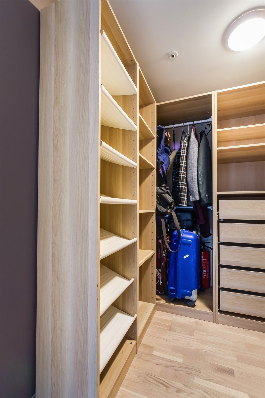 Leiligheten har en praktisk innvendig bod -Perfekt til klær og annet ønsket utstyr. Galleribilde