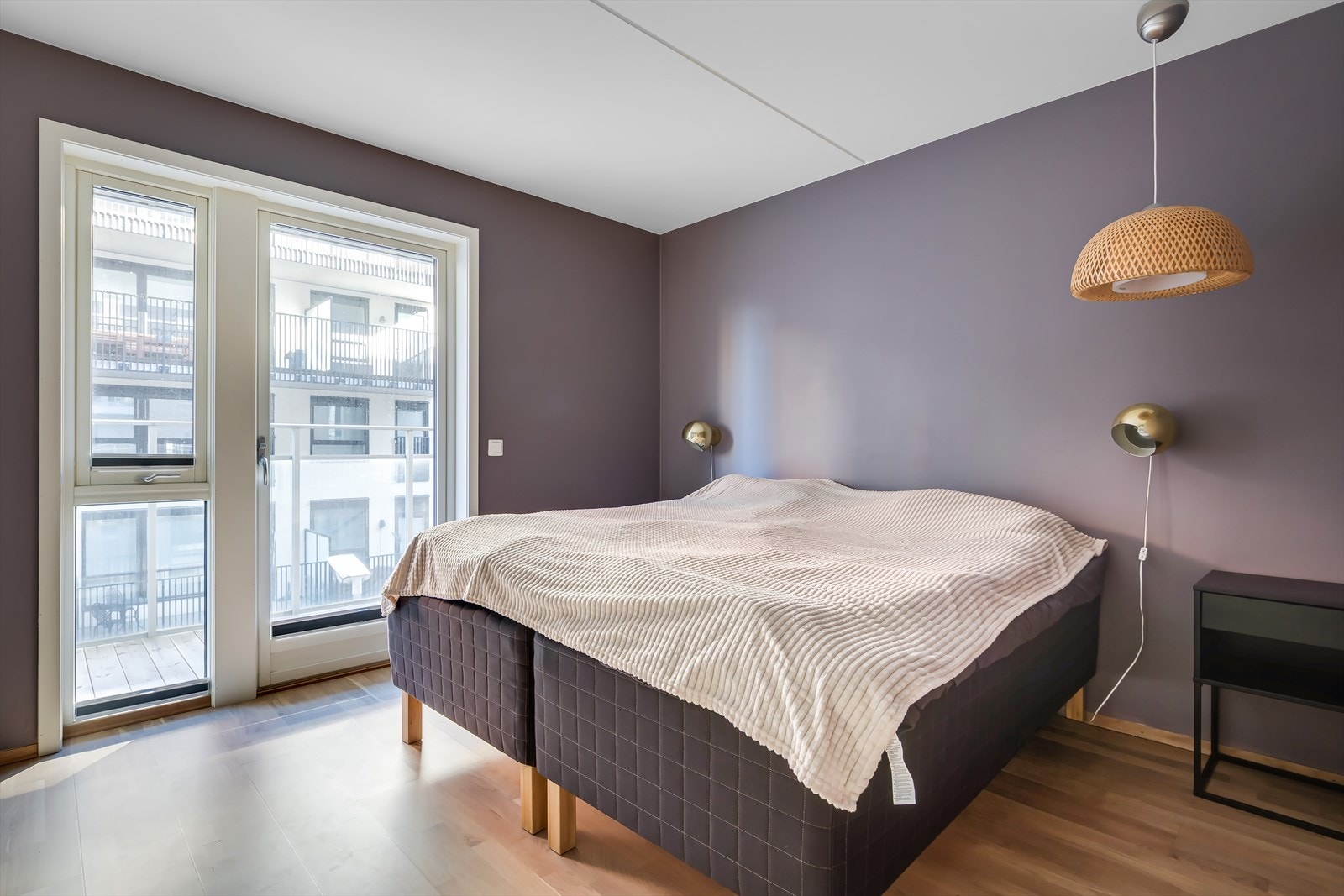 Romslig hovedsoverom med utgang til balkong på 3,7 kvm. Galleribilde