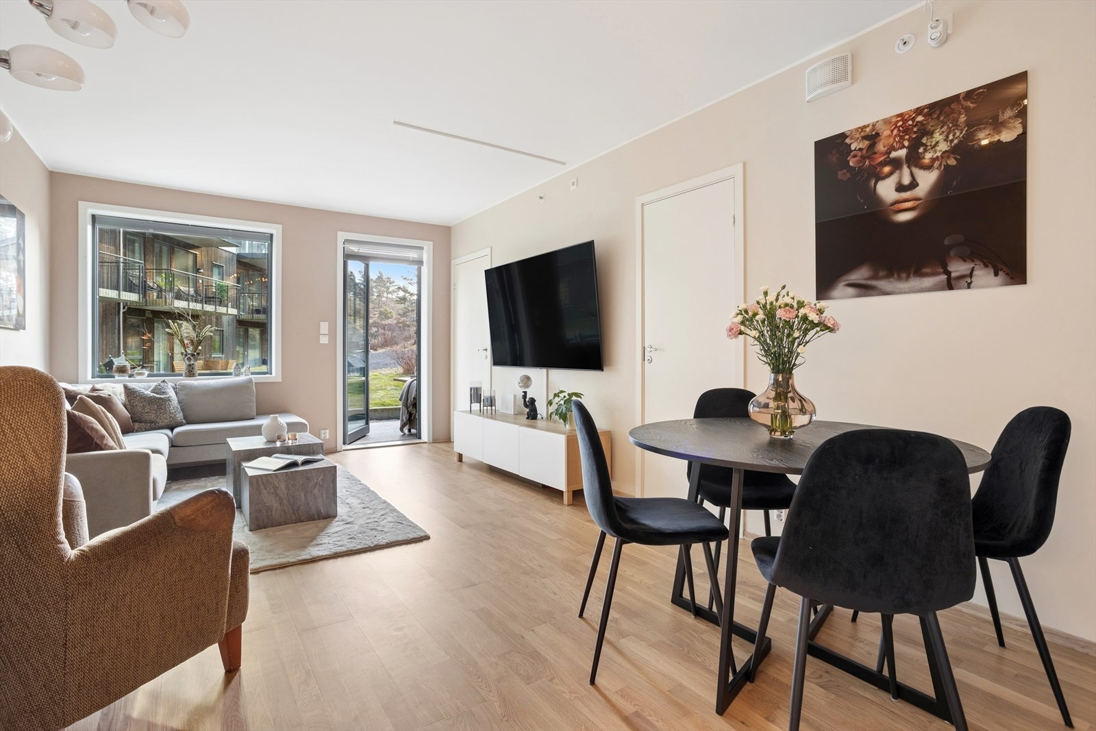 Det er god plass til både sofakrok og spisebord i stuen. Galleribilde