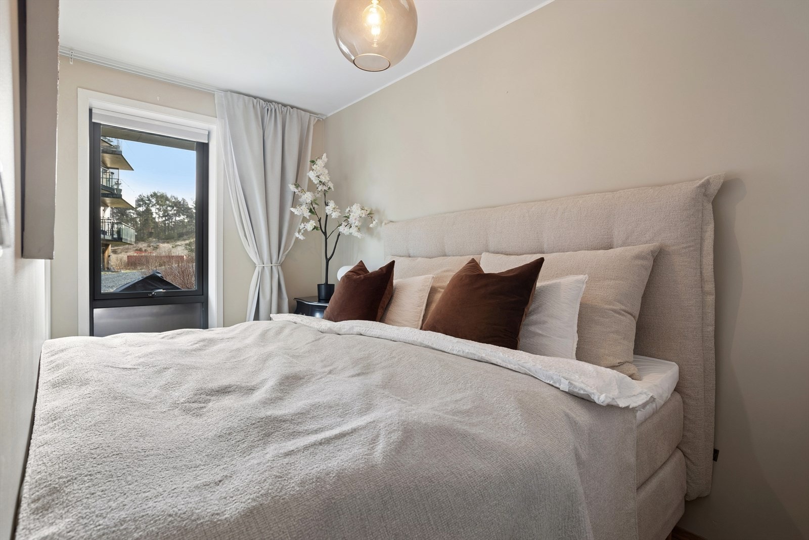 Romslig soverom på 8,3 kvm. Galleribilde