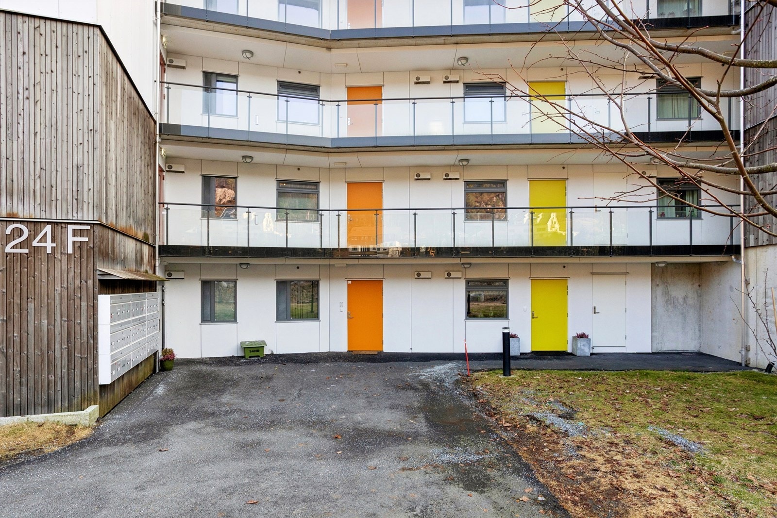 Leiligheten ligger i et attraktivt og rolig boligområde i Fyllingsdalen, kjent for sine gode servicetilbud og naturskjønne omgivelser. Galleribilde