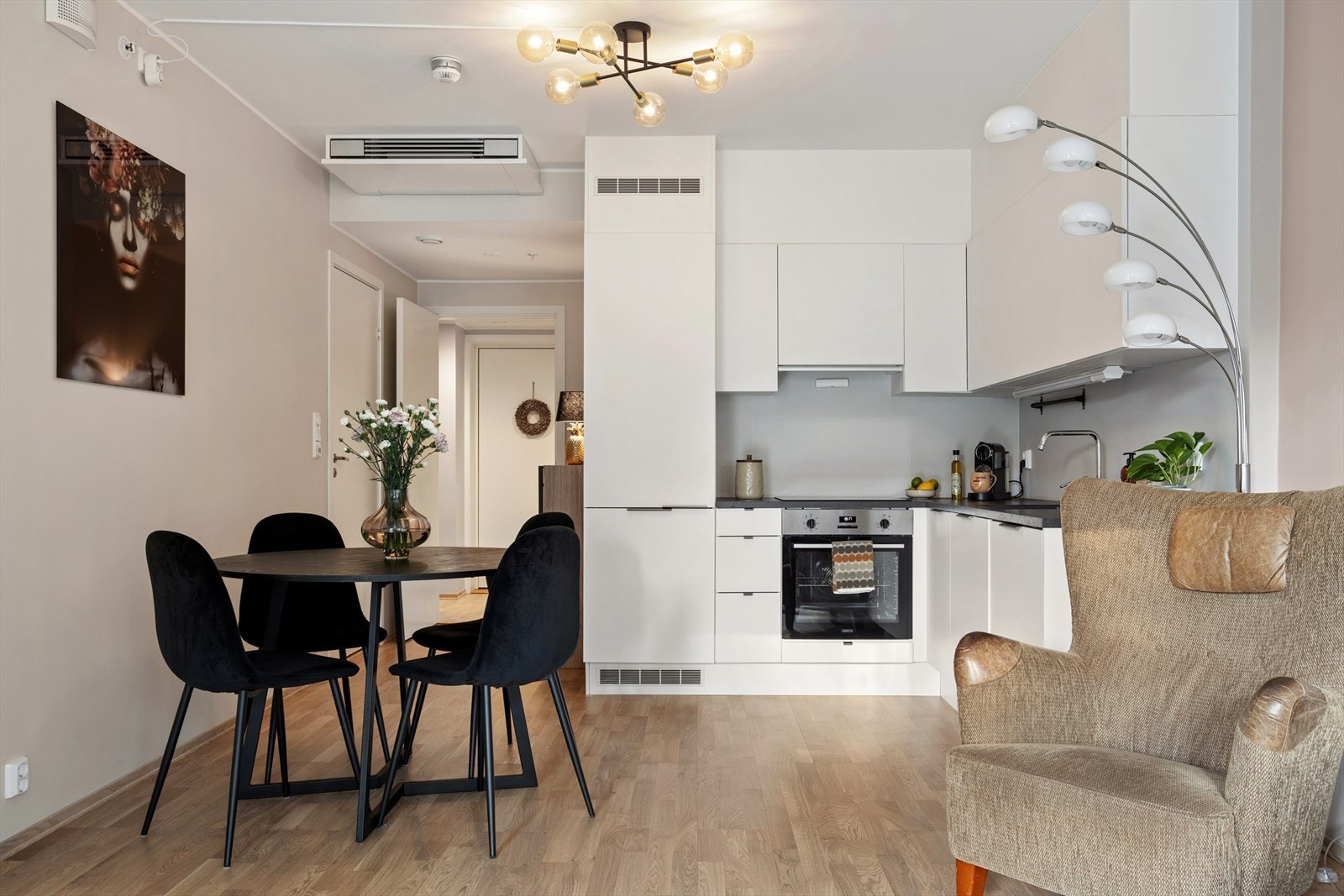 Kjøkkenet ligger i en åpen løsning mot stuen. Galleribilde