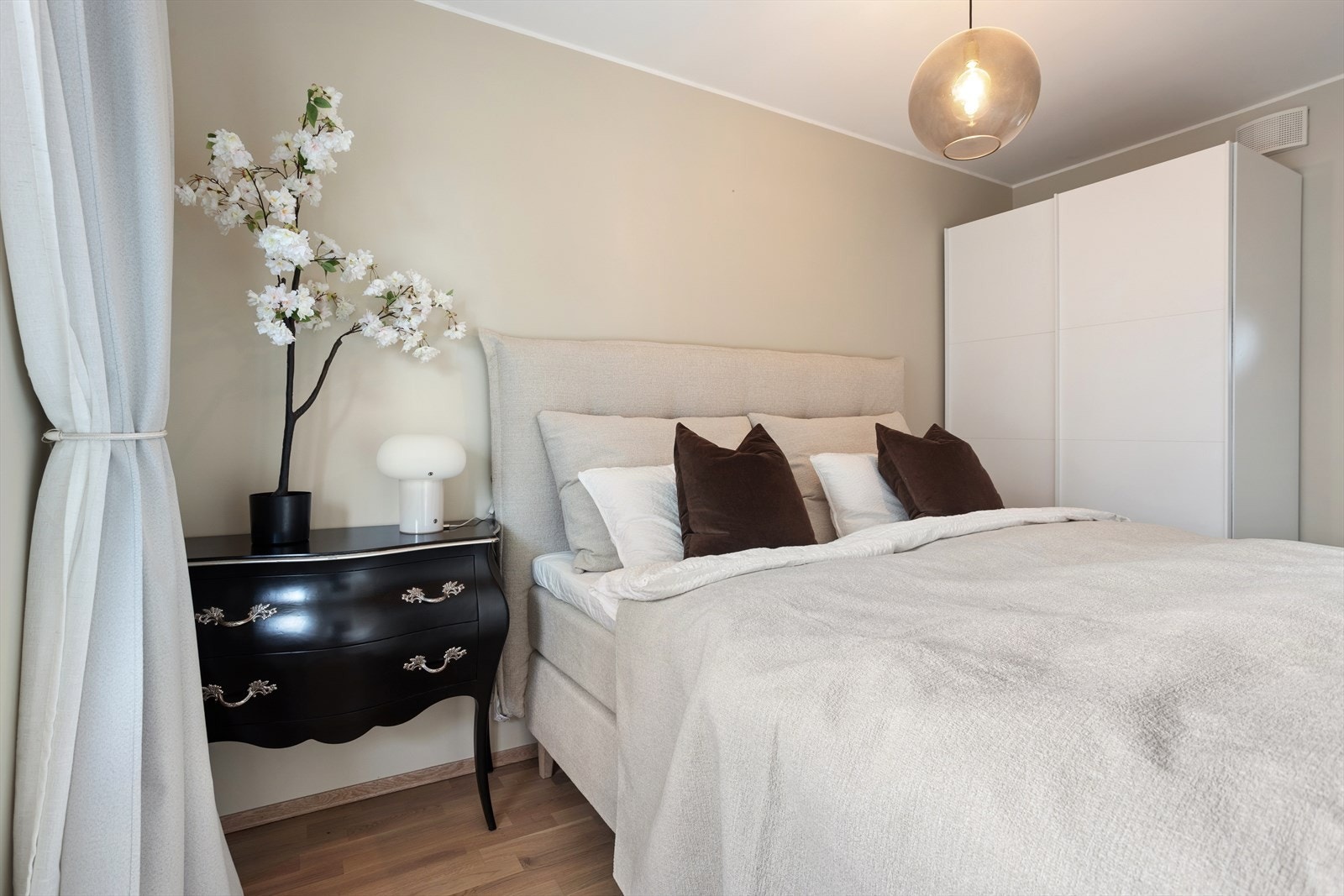 Garderobeskap medfølger salget. Galleribilde