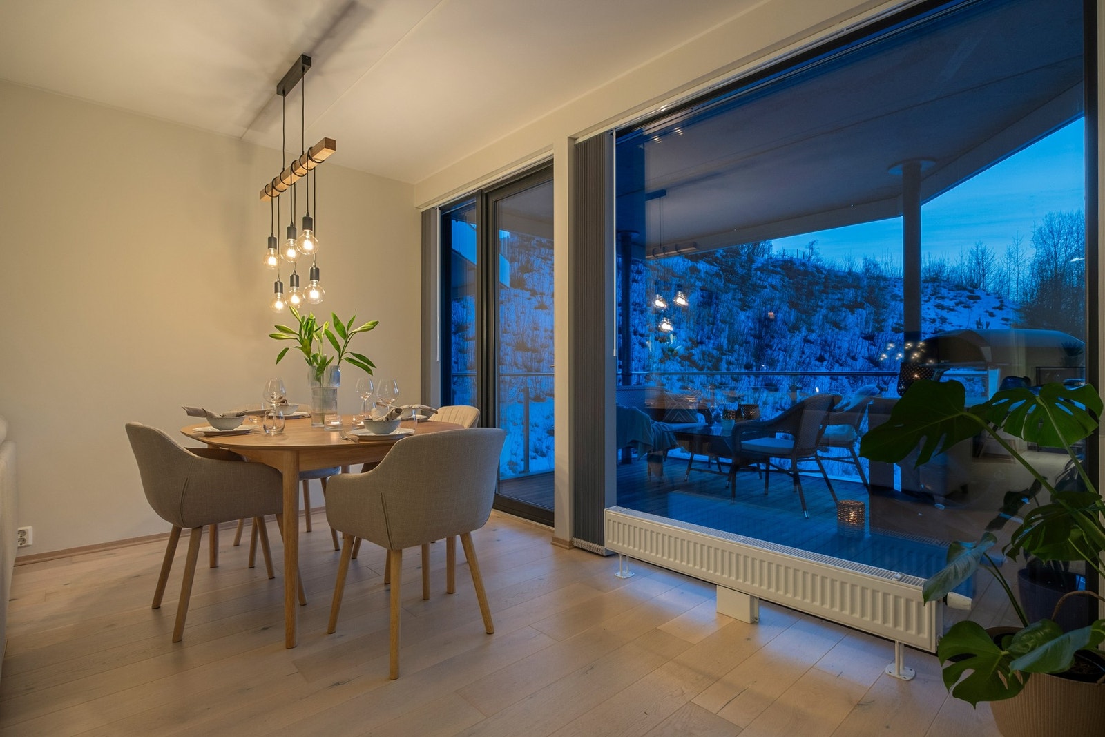 Spisesonen faller naturlig inn i rommet Galleribilde