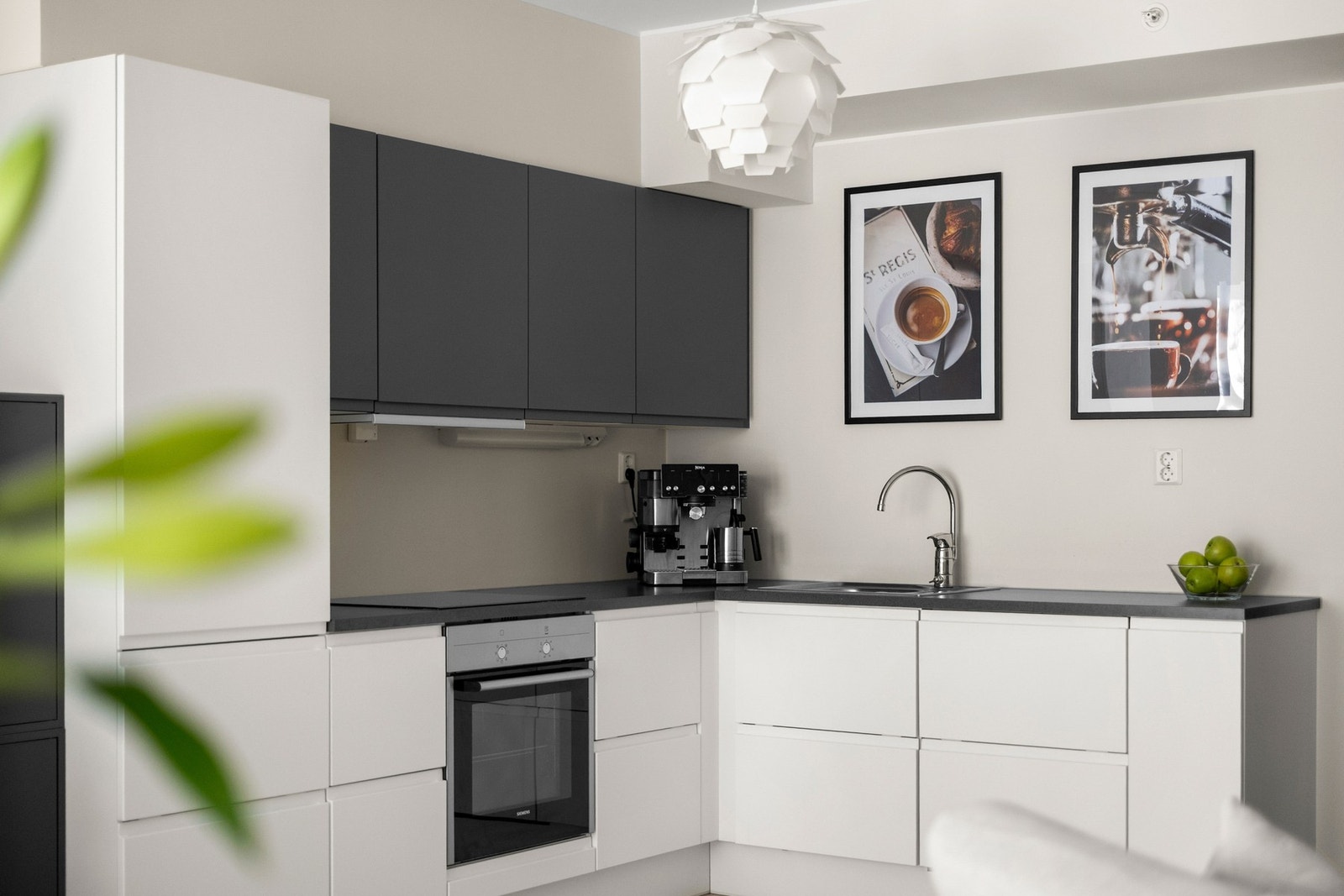 Kjøkkenet har fått TG1 av takstmann. Merk det er spotter under overskap Galleribilde