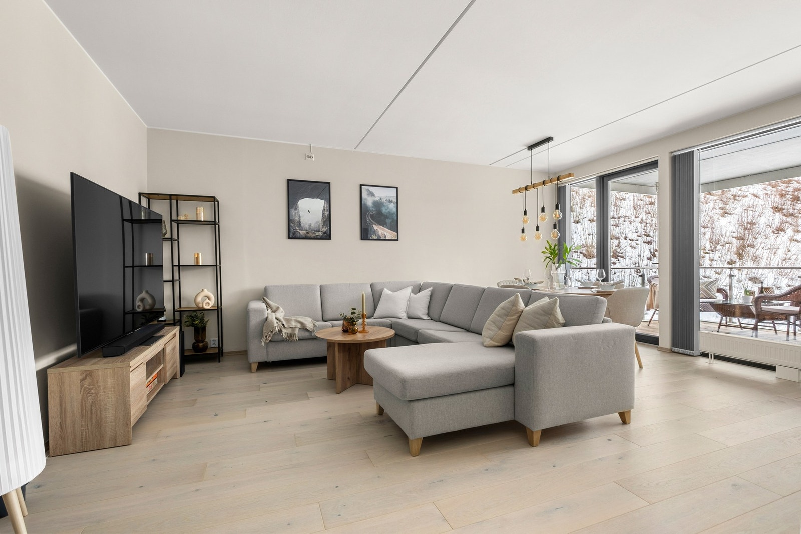 Stuen har en størrelse på hele 38,1 kvm noe som gir særdeles god plass til ønsket møblement Galleribilde