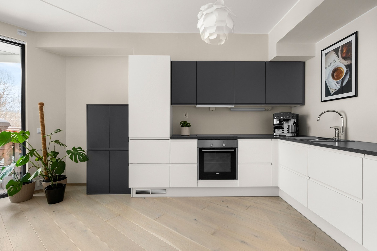 Pent og tidløs kjøkken med integrerte hvitevarer Galleribilde