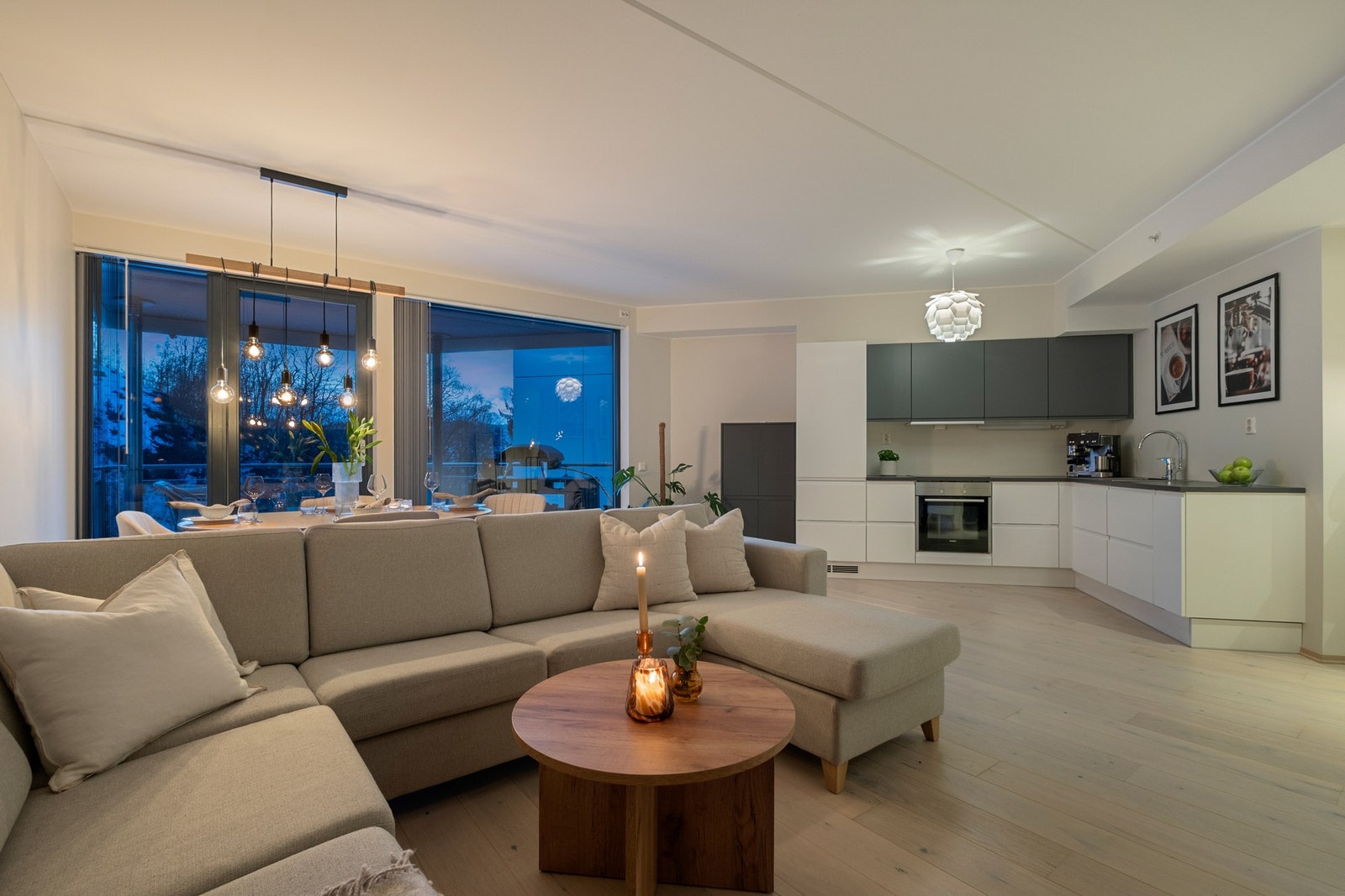 Romslig og åpen stue med flere møbleringsmuligheter Galleribilde