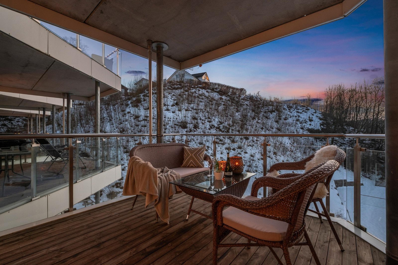 Her får du en delikat og moderne leilighet fra 2017 med både stor balkong, parkeringsplass i p-kjeller og heis i bygget Galleribilde